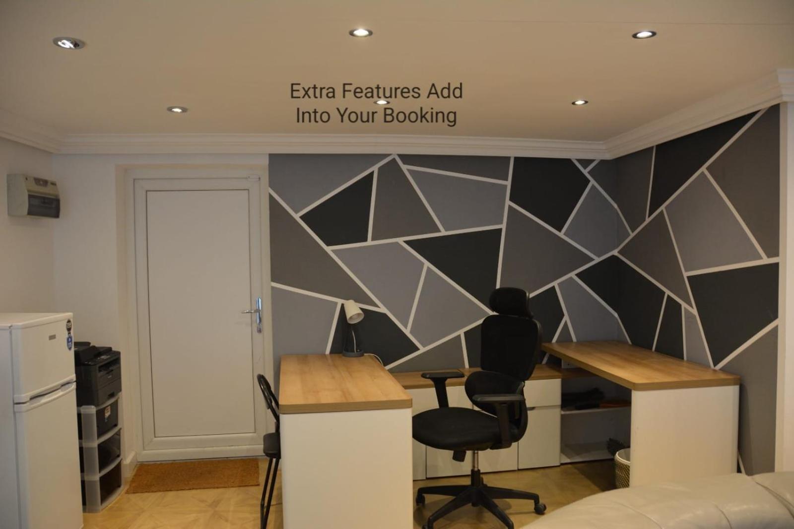 Cozy, Modern, Spacious 4 Bedroom House In London Romford Exterior photo