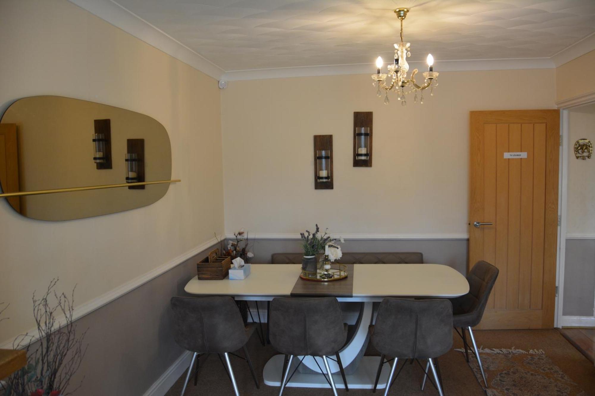 Cozy, Modern, Spacious 4 Bedroom House In London Romford Exterior photo